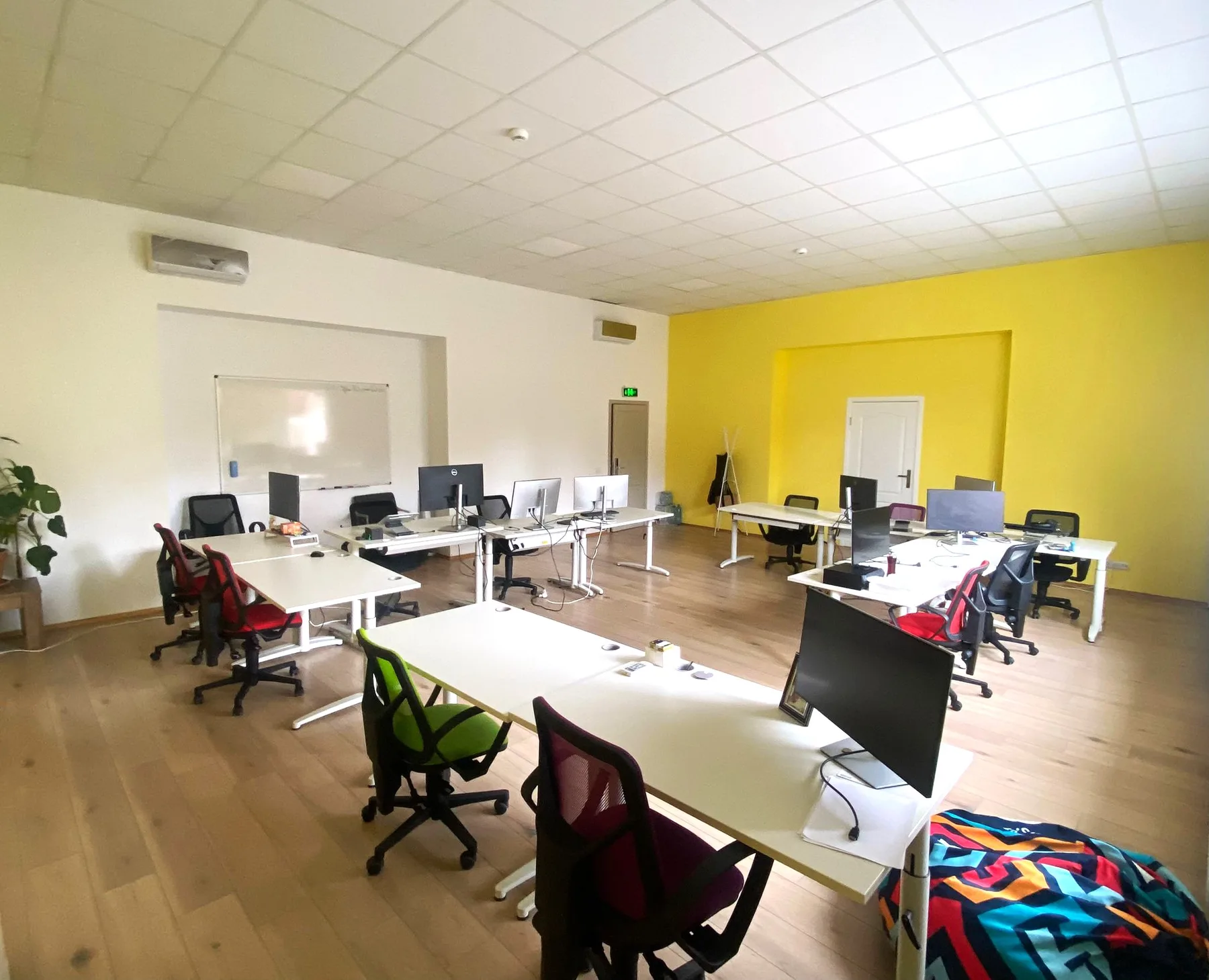 Mese de coworking într-un spațiu real Office Park