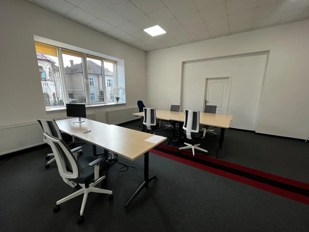 Mese de lucru într-un birou real Office Park Cluj